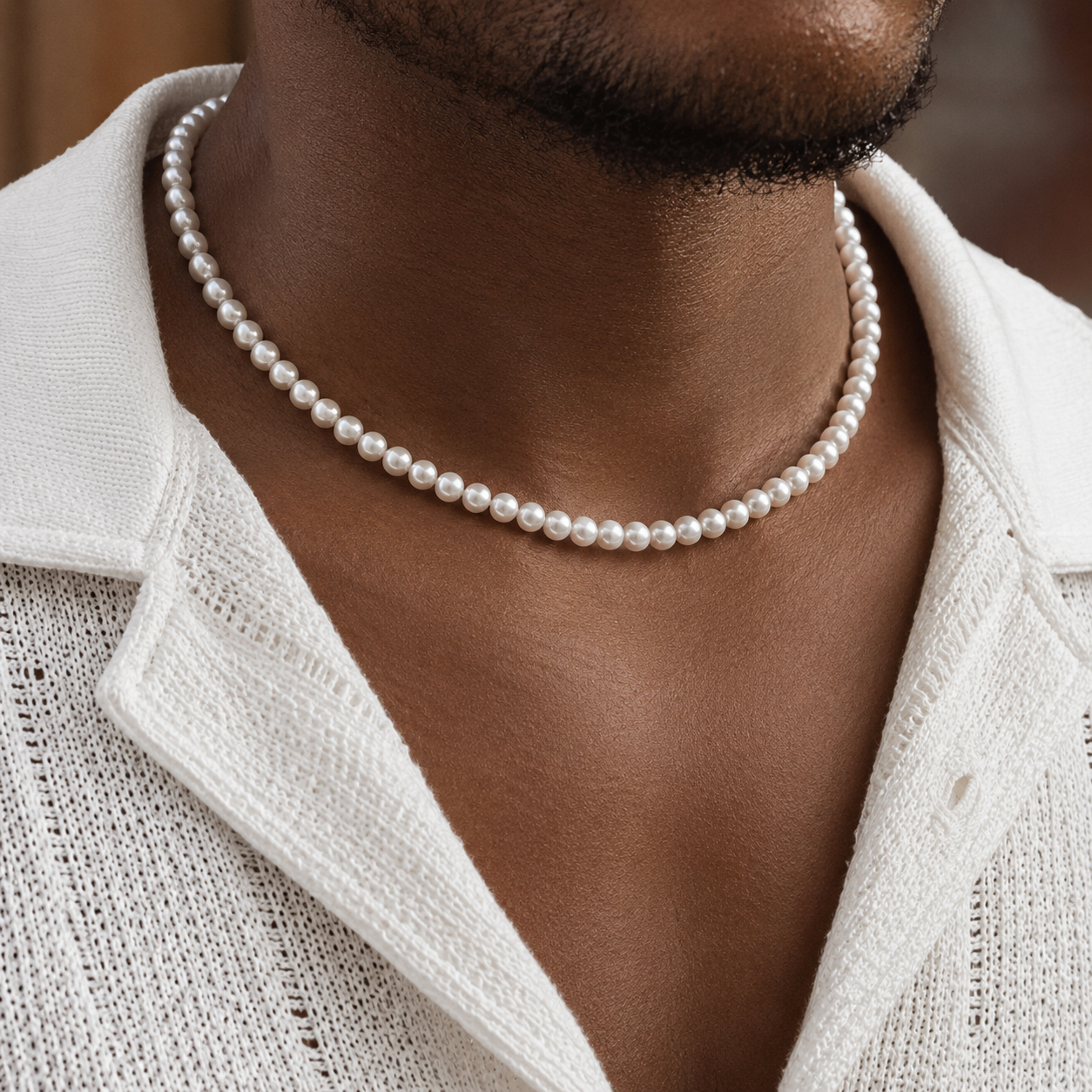 Collar de perlas de agua dulce para hombre en un modelo, JVillion