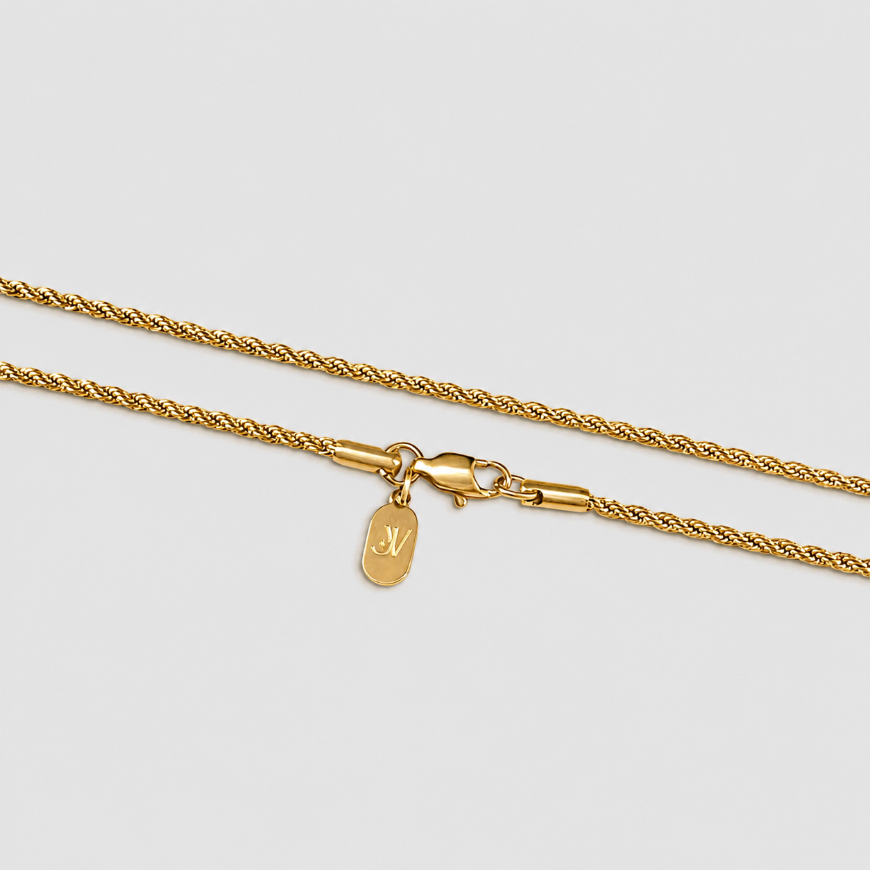 Gros plan sur le fermoir mousqueton d'un collier chaîne corde doré, 2mm, JVillion