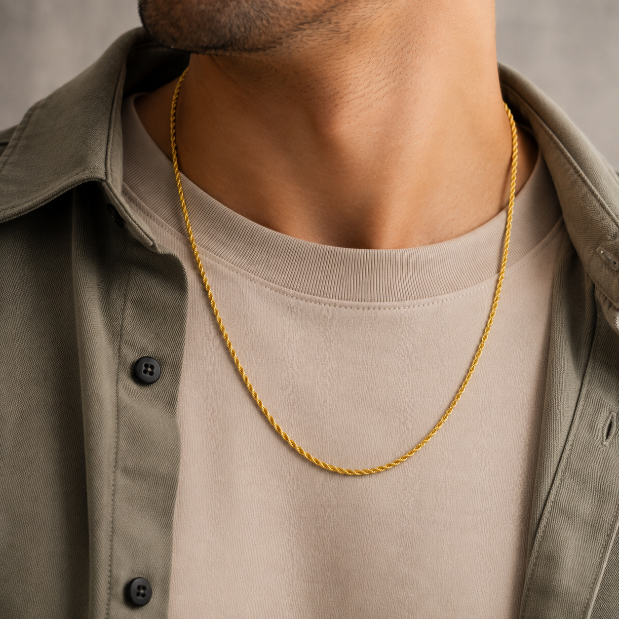 Homme portant un collier chaîne corde torsadée doré 2mm, JVillion