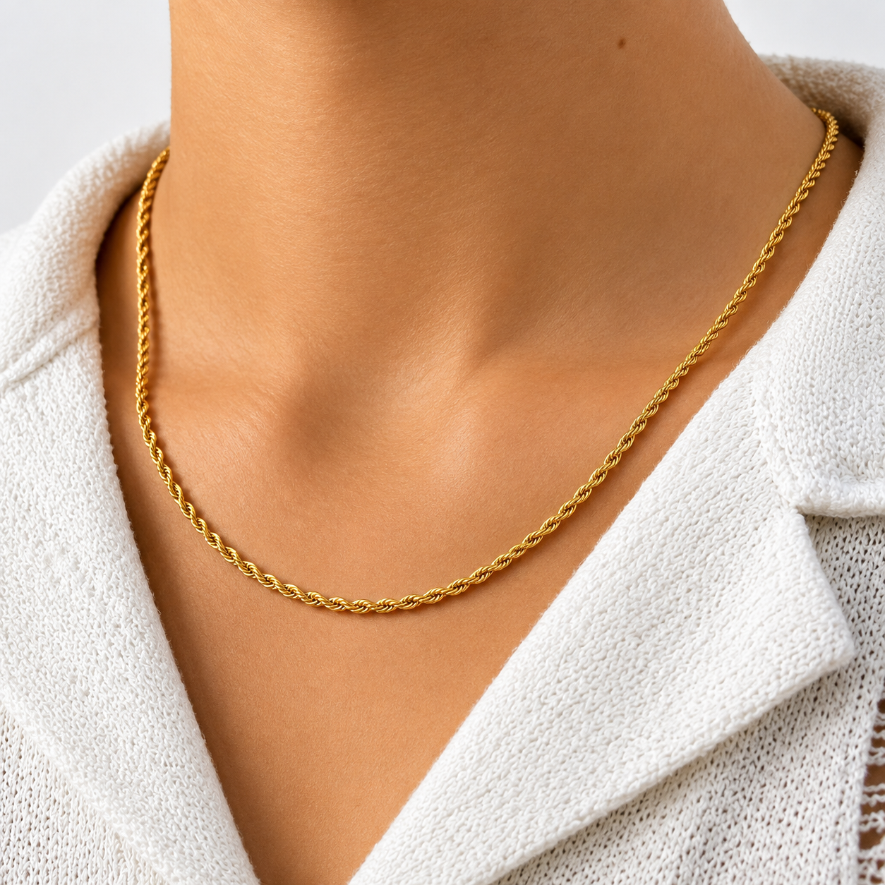 Mannequin portant un collier chaîne corde doré 3mm, chemise blanche à col, JVillion