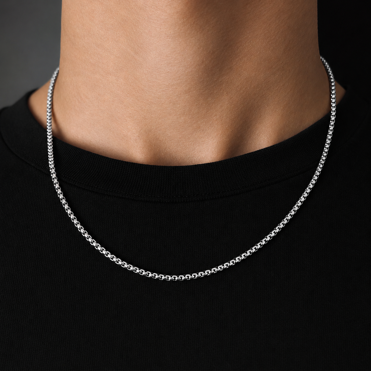 Collier maille vénitienne argenté pour homme porté au cou avec un t-shirt noir, 2,5mm, acier inoxydable, JVillion