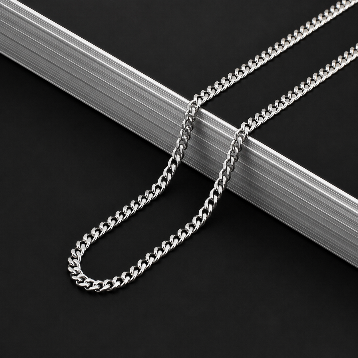 Gros plan du collier maille cubaine argenté 4mm en acier inoxydable, JVillion