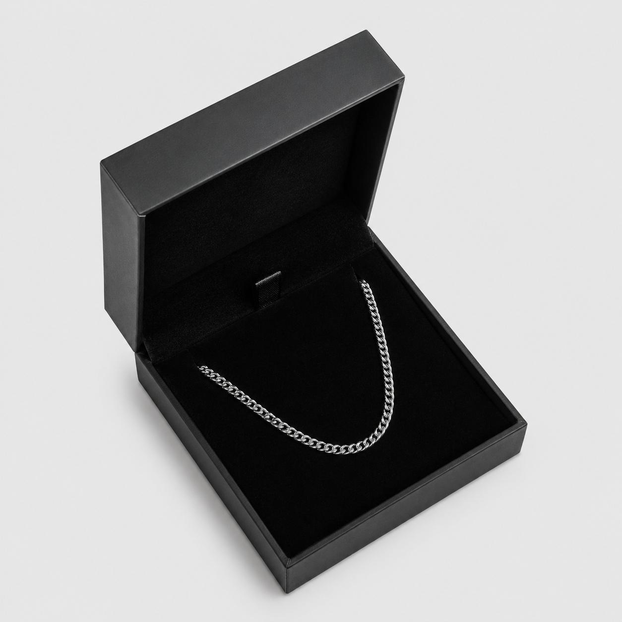 Collier maille cubaine argenté 4mm présenté dans un écrin noir JVillion