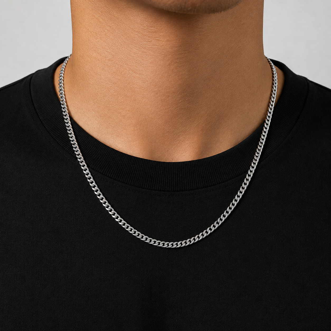 Homme portant un collier maille cubaine argenté 4mm avec un t-shirt noir, JVillion
