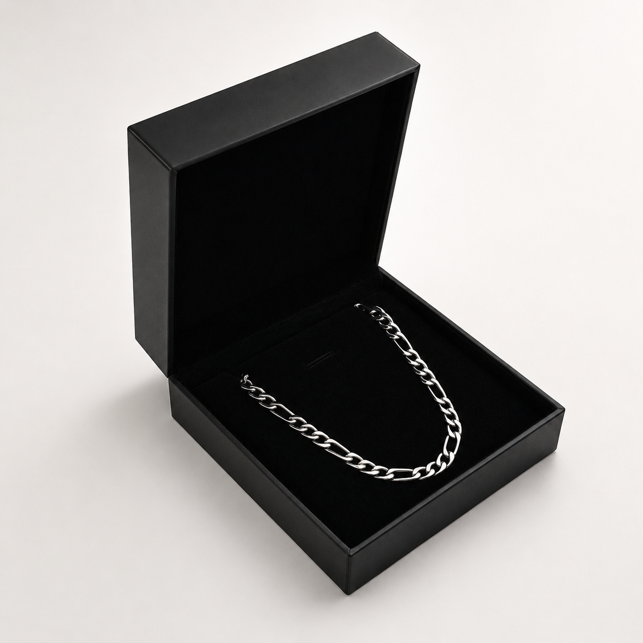 Pulseira de corrente fígaro prateada de 5 mm numa caixa de oferta preta JVillion aberta
