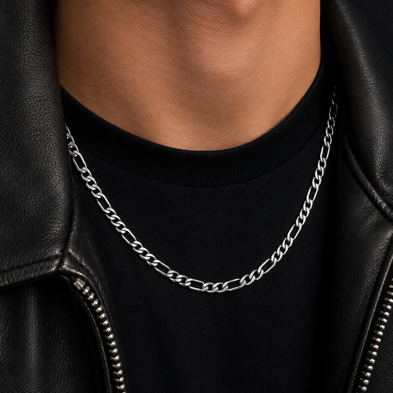 Homme portant un collier maille figaro argenté 5mm avec une veste en cuir noire, JVillion