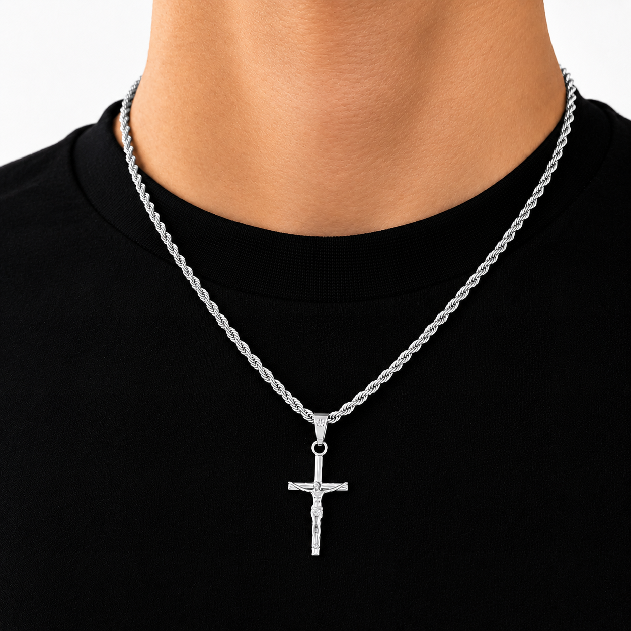 Model trägt silbernen Jesus-Kreuz-Anhänger an Kordelkette, 3mm, JVillion