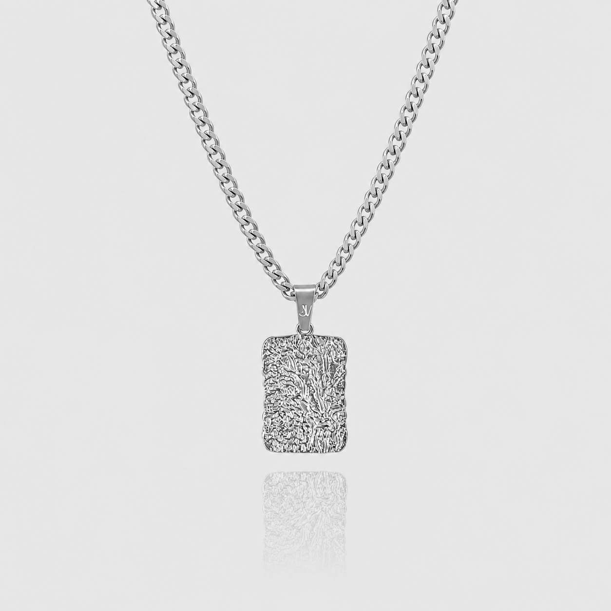 Zilverkleurige getextureerde lava-taghanger aan een cubaanse schakelketting van 4mm, studiofoto op wit, JVillion
