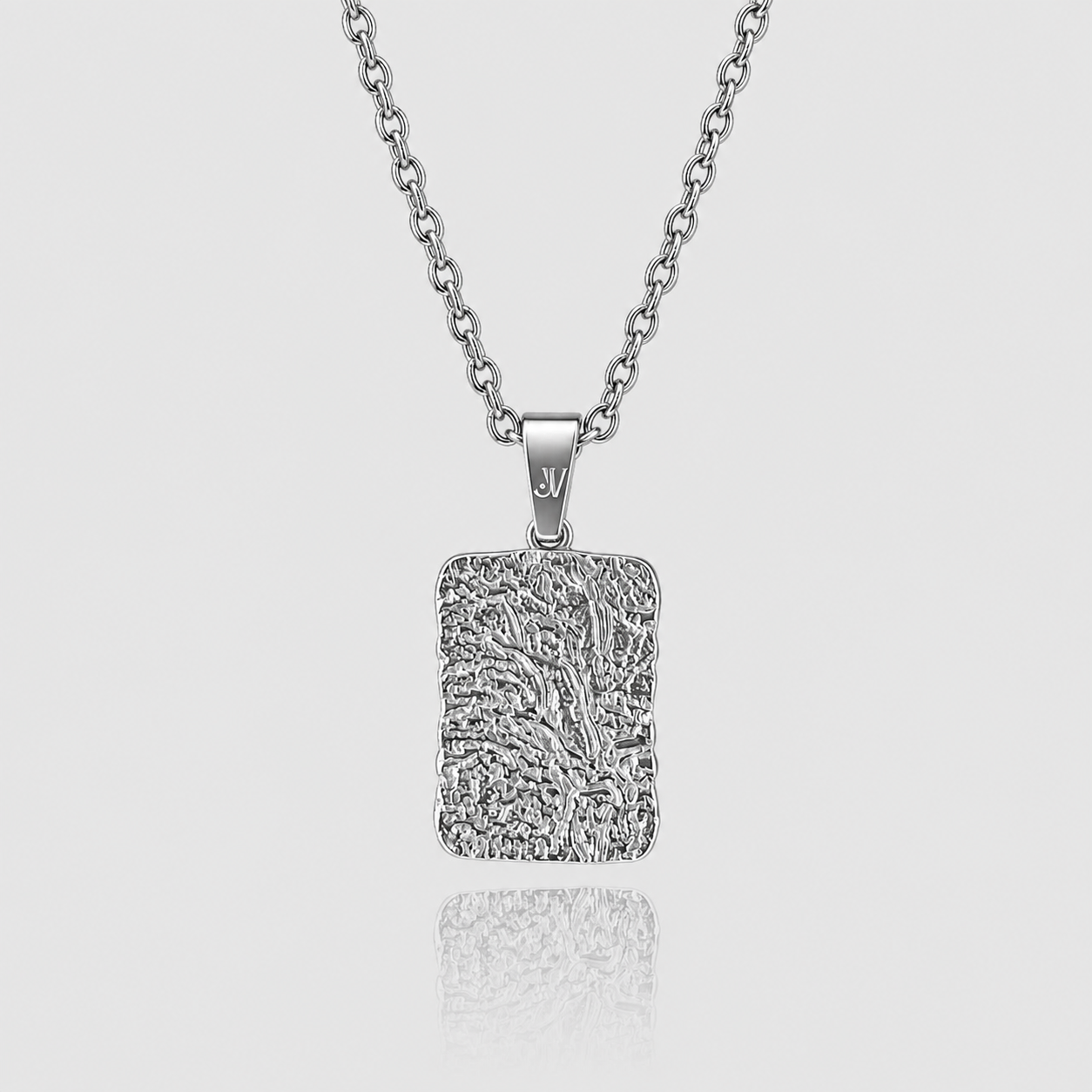 Zilverkleurige rechthoekige lava-taghanger met gesmolten structuur aan een jasseronketting, JVillion productfoto