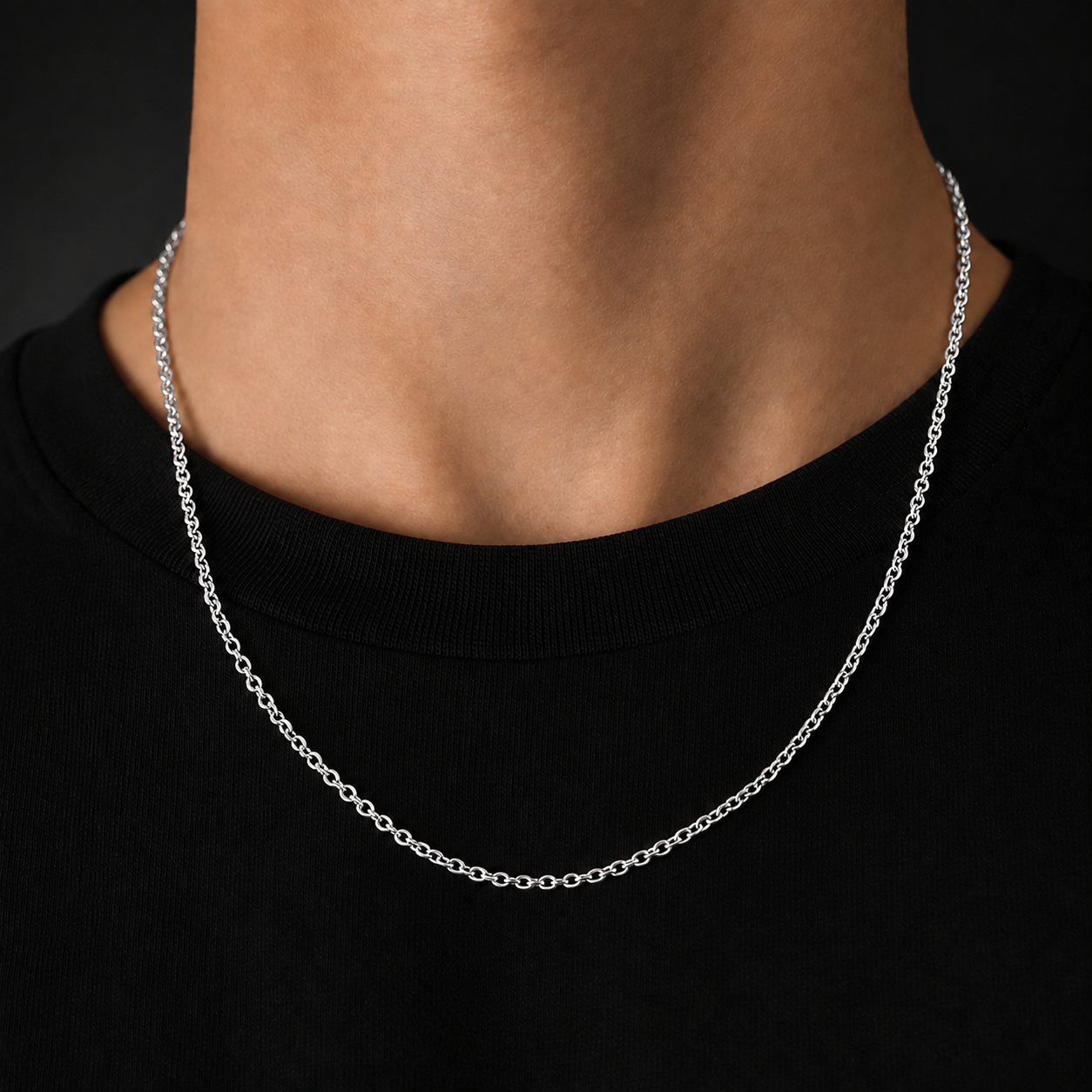 Collier maille forçat argenté 2mm porté avec un t-shirt noir, acier inoxydable, JVillion