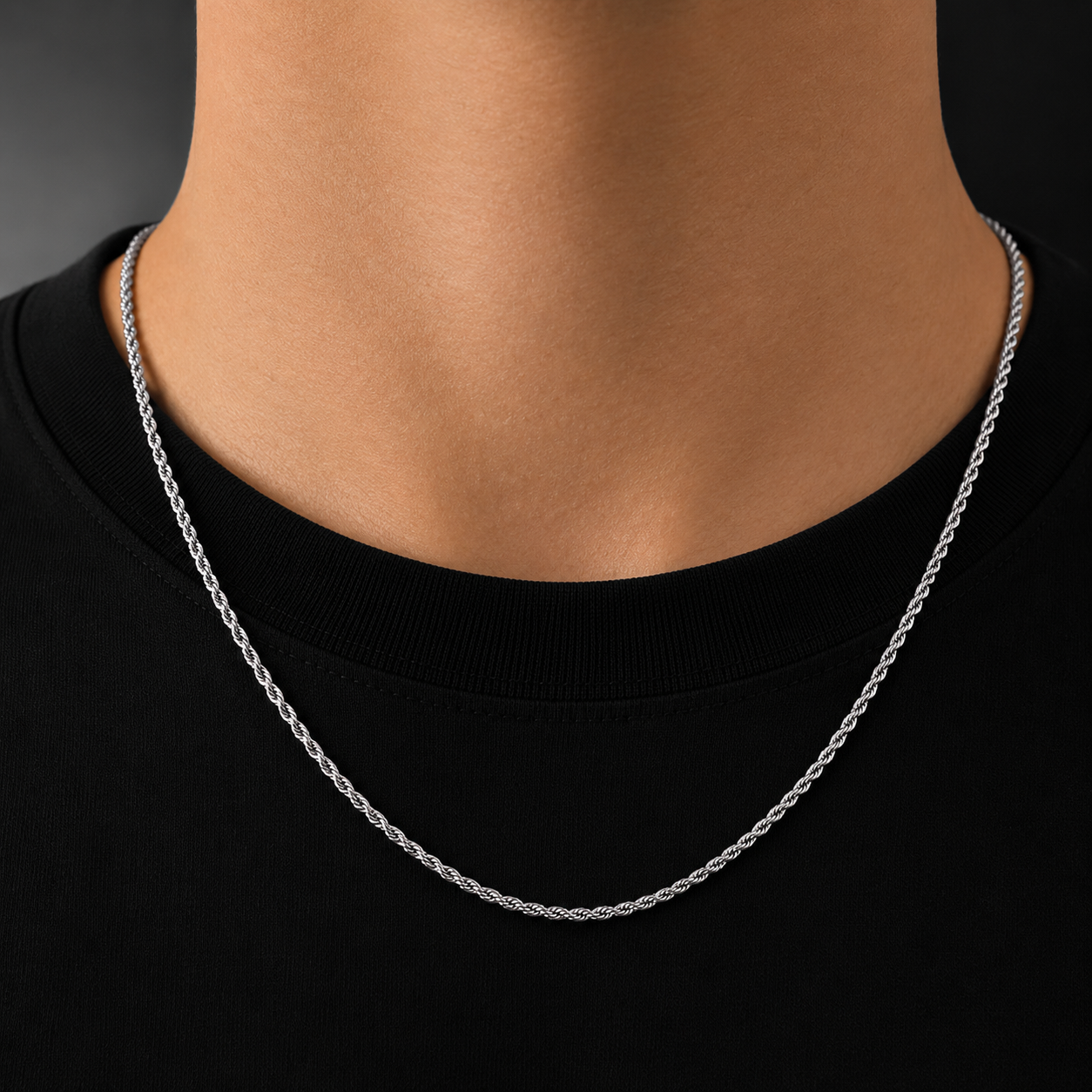Collier chaîne corde fin argenté 2mm pour homme porté avec un t-shirt noir, JVillion