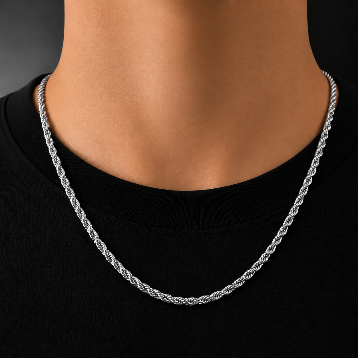 Silberne 4mm Herren-Kordelkette, getragen zum schwarzen T-Shirt, JVillion