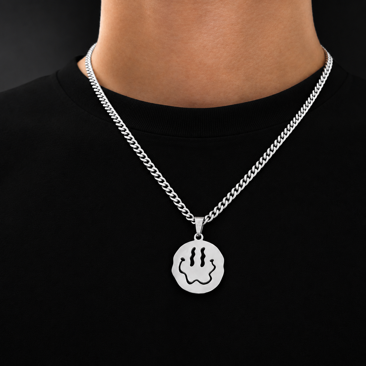 Model nosí prívesok smajlík na pancierovej retiazke v striebornej farbe 4 mm na čiernom tričku, JVillion
