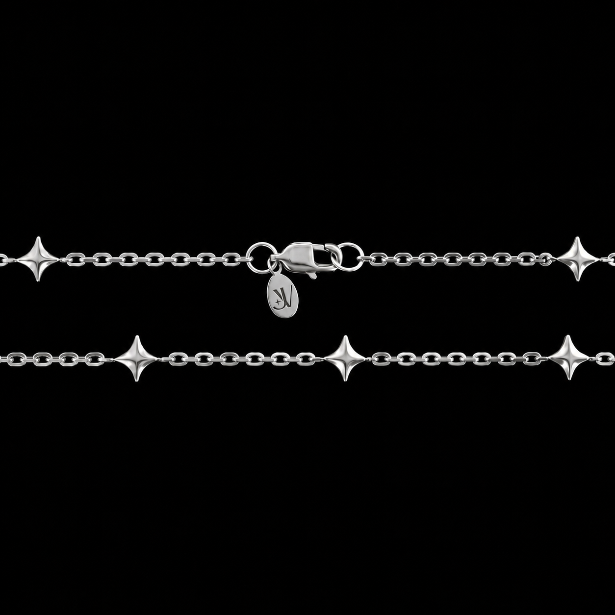 Gros plan sur le collier chaîne étoiles argenté avec fermoir mousqueton et plaque JV, JVillion
