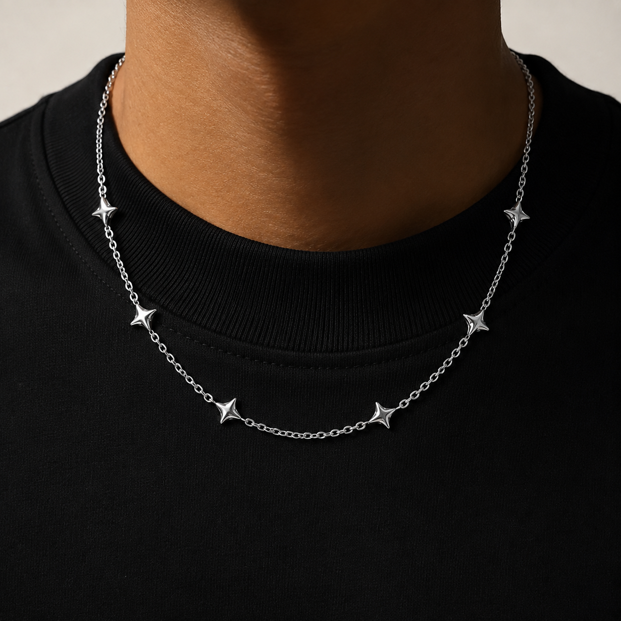Collier chaîne étoiles argenté porté par un mannequin en t-shirt noir, JVillion