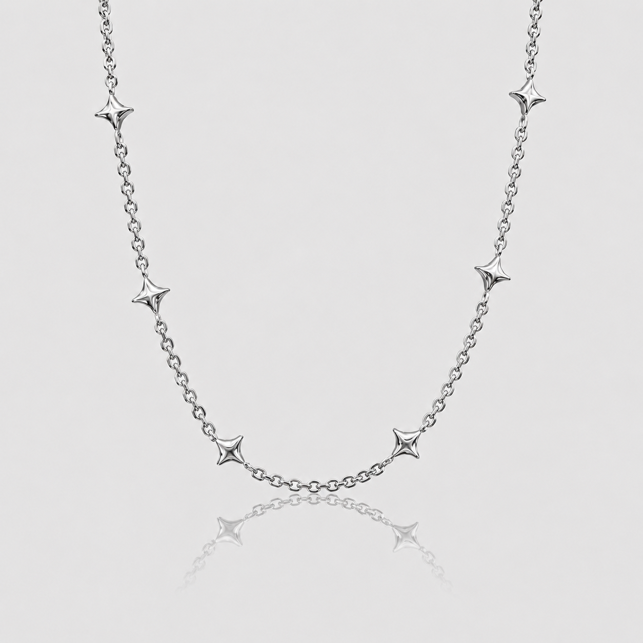 Collier chaîne étoiles argenté pour homme avec breloques étoile à quatre branches sur maille forçat, JVillion