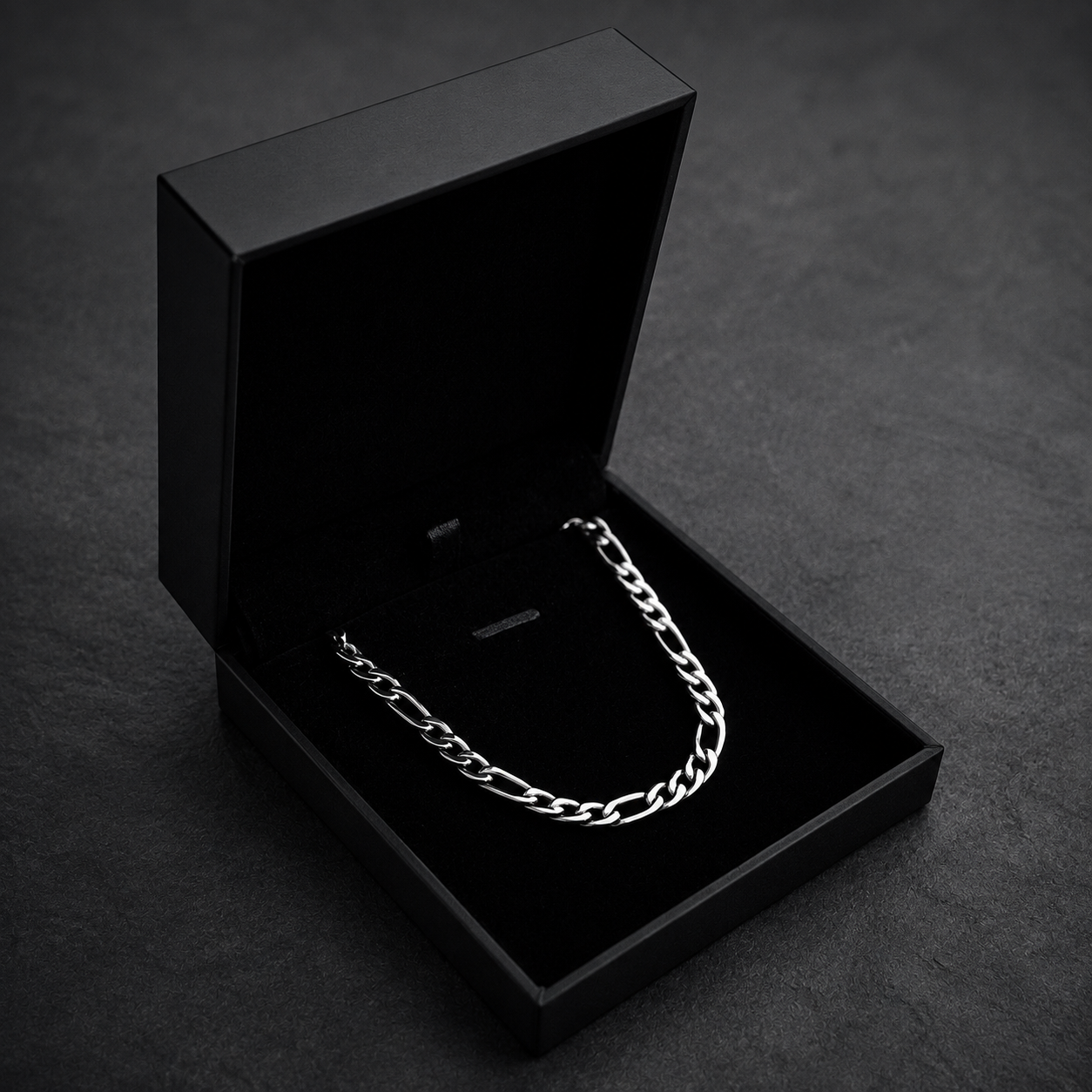 Collier à pendentif plaque rectangulaire texturée argenté dans un écrin noir JVillion