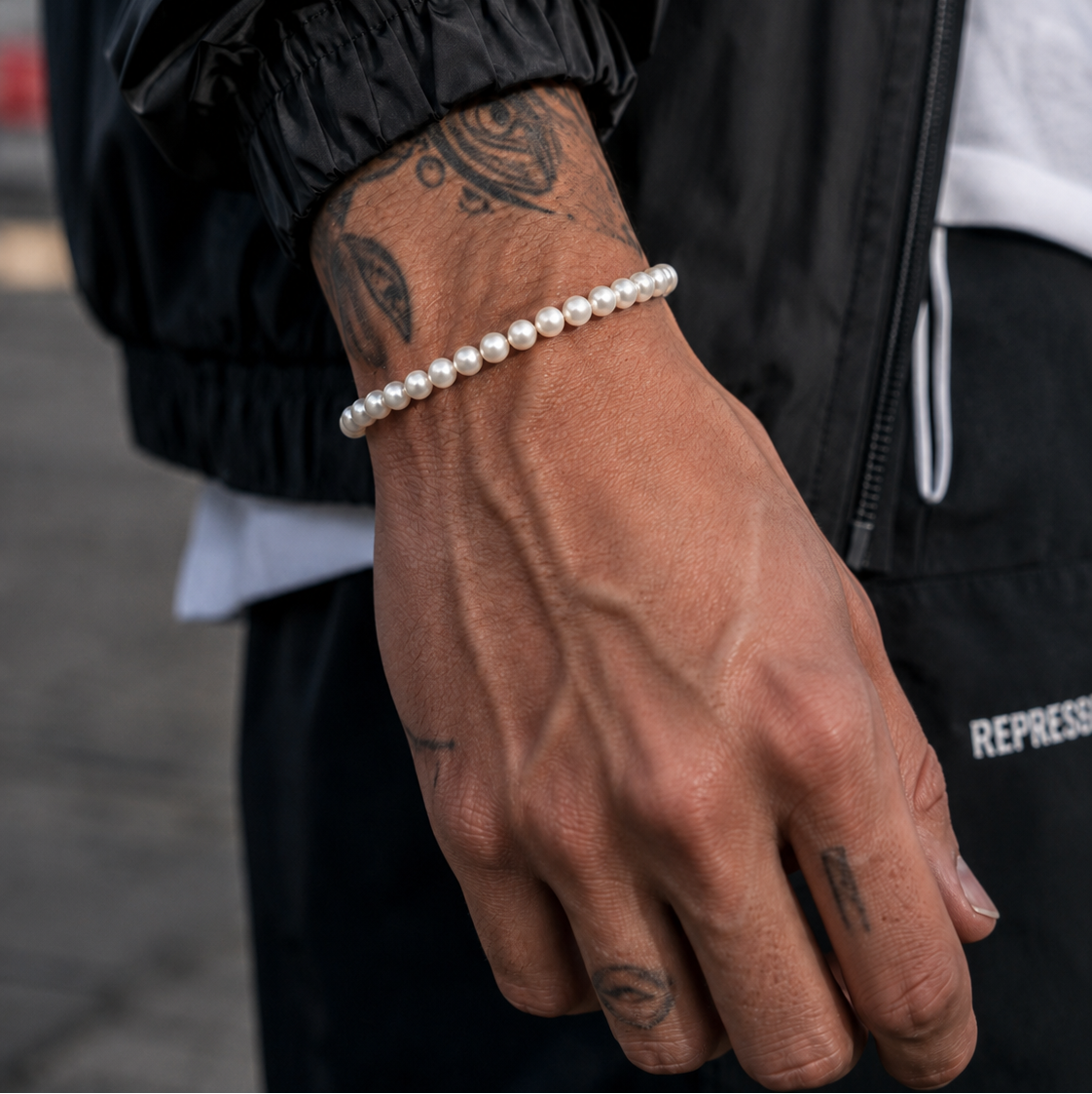 Pulsera de cuentas de perlas de agua dulce blancas en una muñeca tatuada, streetwear, JVillion