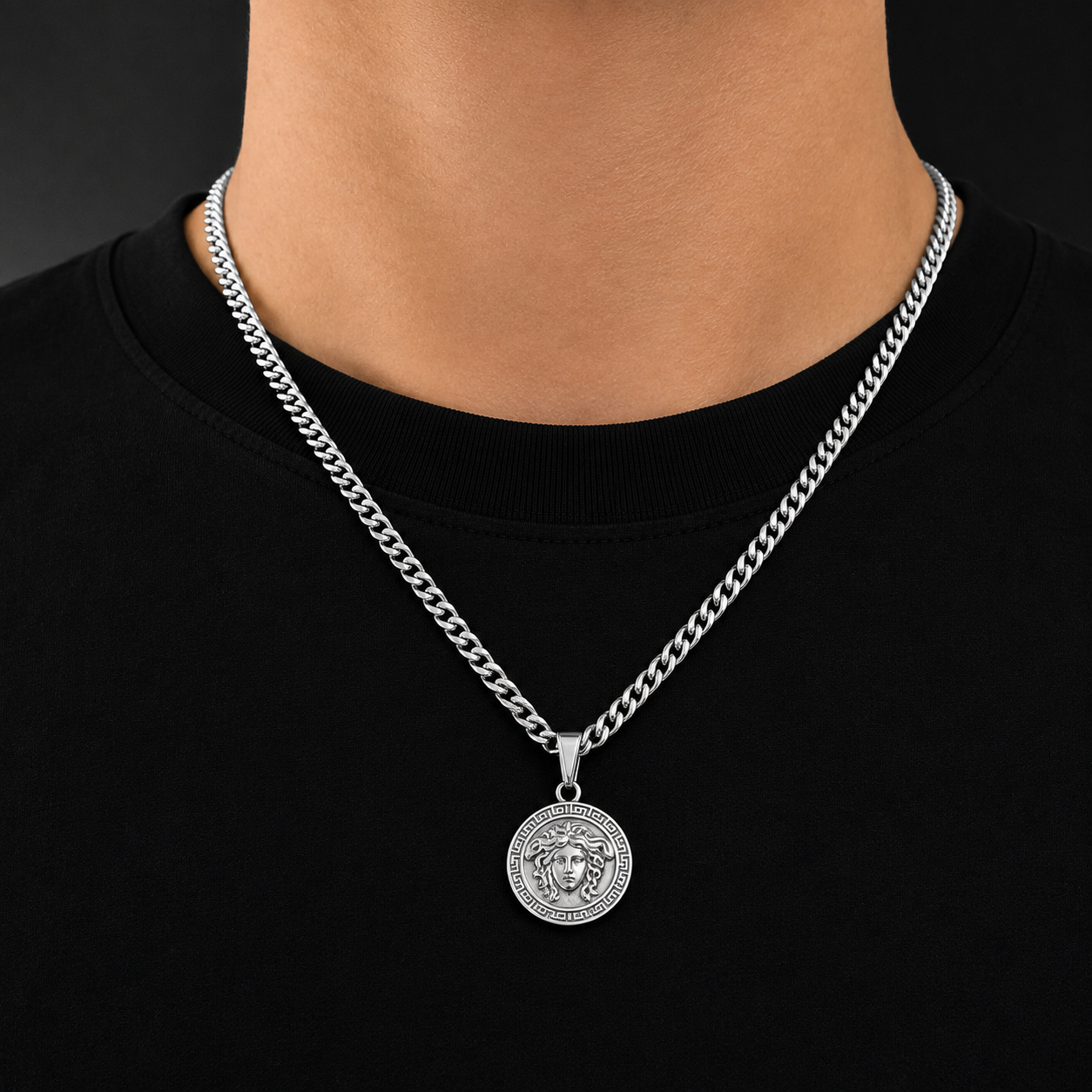 Model nosí prívesok minca Medusa na pancierovej retiazke v striebornej farbe 4 mm, čierne tričko, JVillion