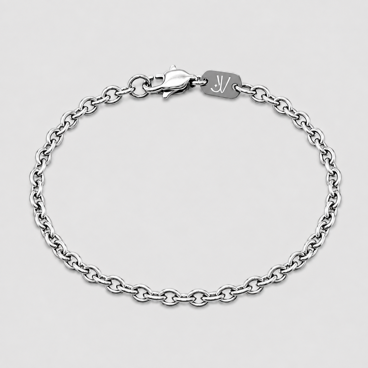 Pulseira de corrente rolo prateada com fecho mosquetão e placa com logótipo, composição plana, JVillion