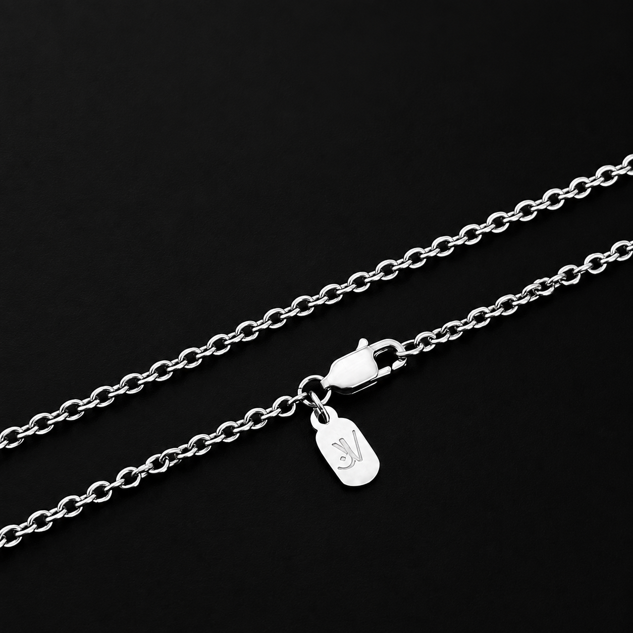 Detail zapínania rolo retiazky v striebornej farbe 2 mm so štítkom JVillion