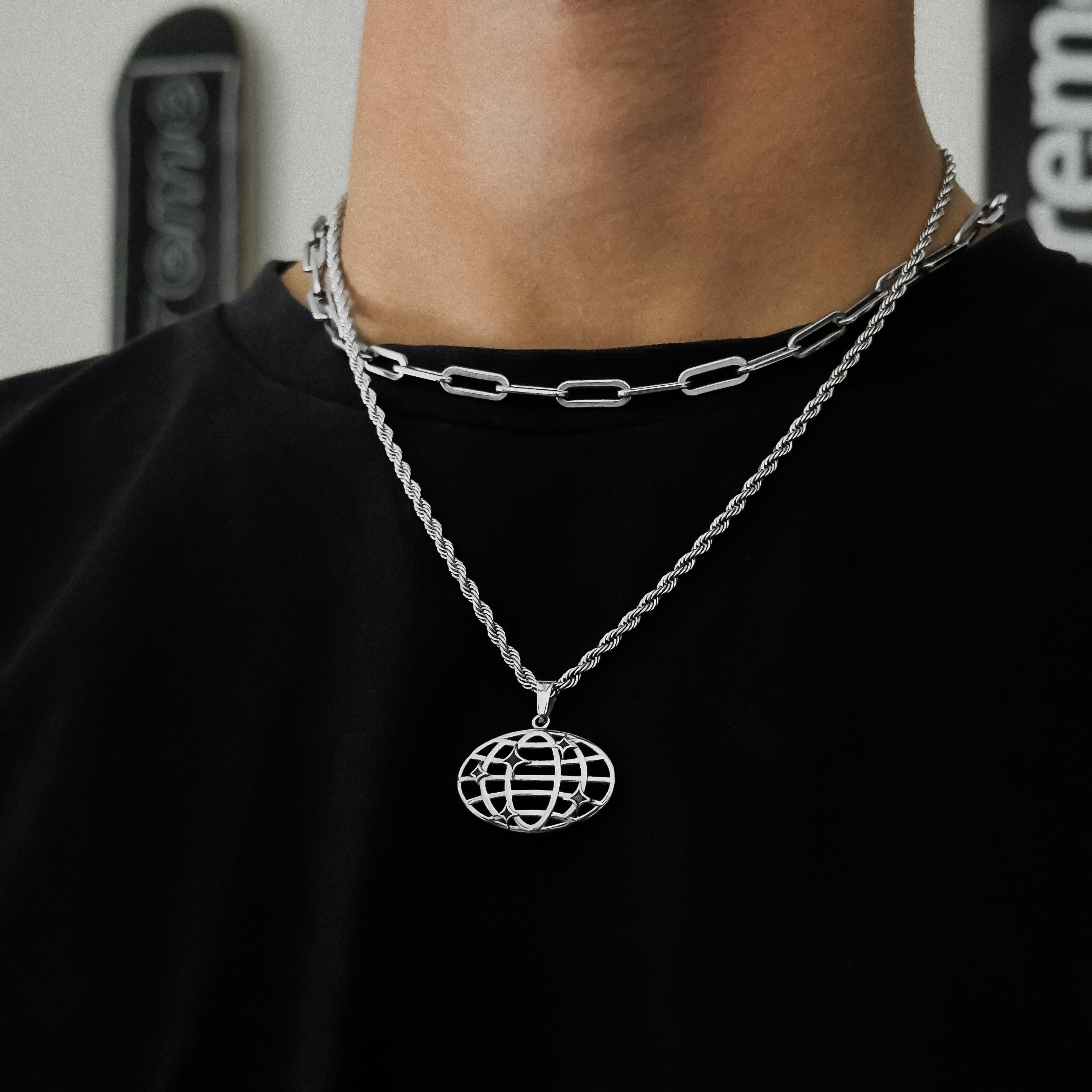 Pendente globo terrestre prateado em corrente de cordão sobreposta com corrente clipe, t-shirt preta, JVillion