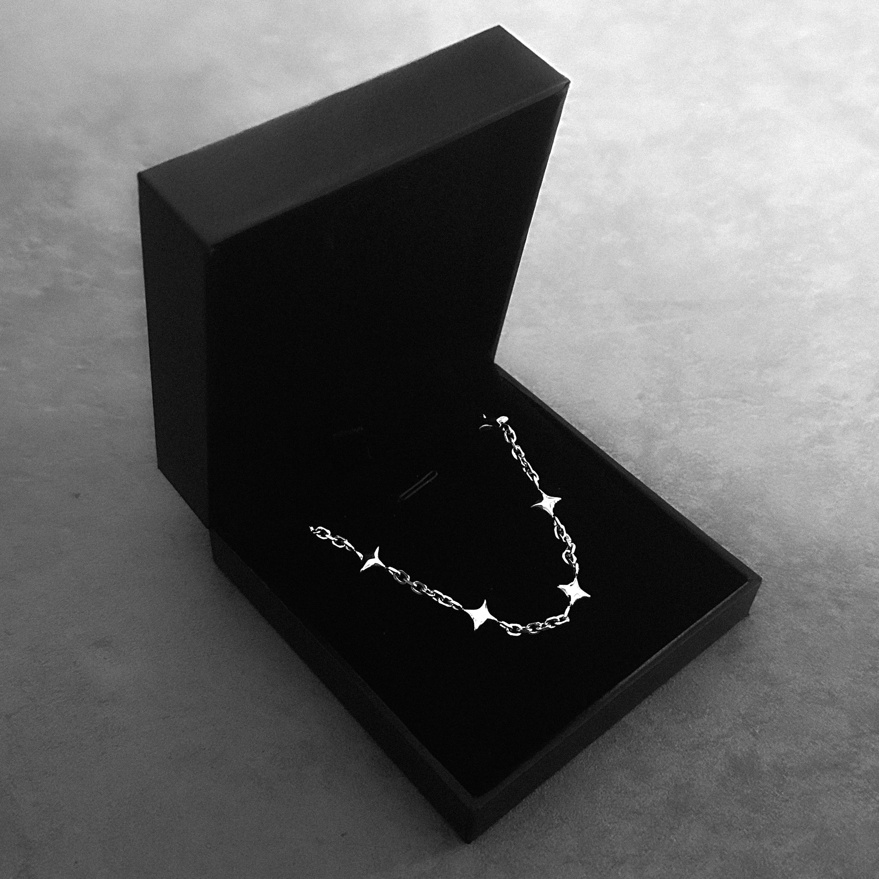 Handcrafted silver star chain necklace – dainty cosmic fashion accessory.