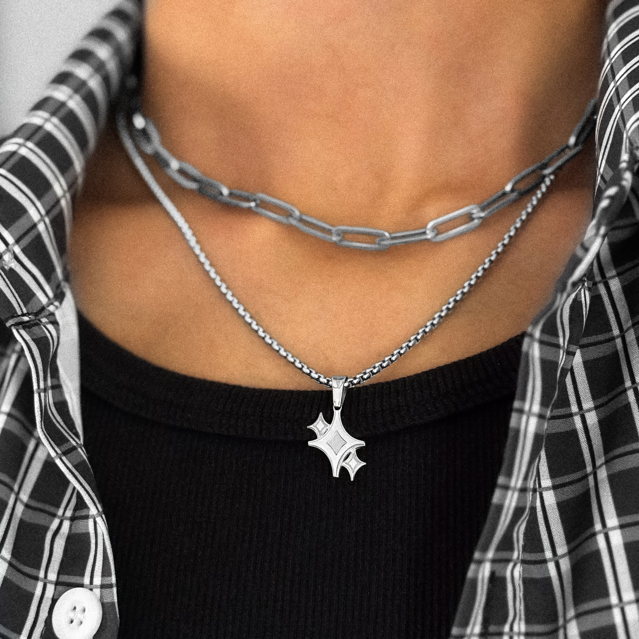 Pendente estrela cintilante prateado em corrente veneziana de 2,5 mm sobreposto num modelo de camisa de xadrez, JVillion