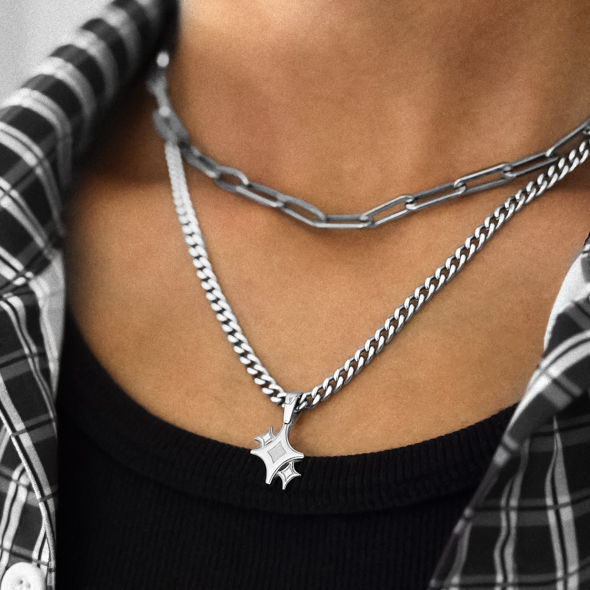 Pendente estrela cintilante prateado em corrente cubana de 4 mm sobreposto num modelo de camisa de xadrez, JVillion